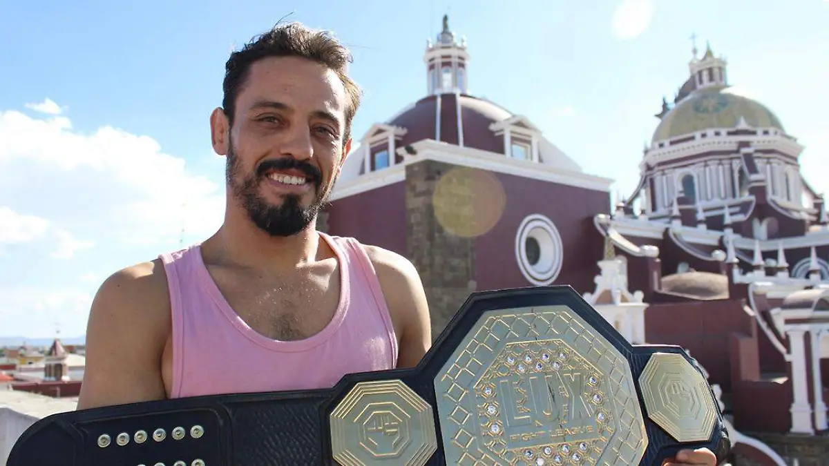 El cetro gallo de la Lux Fight League está en manos poblanas